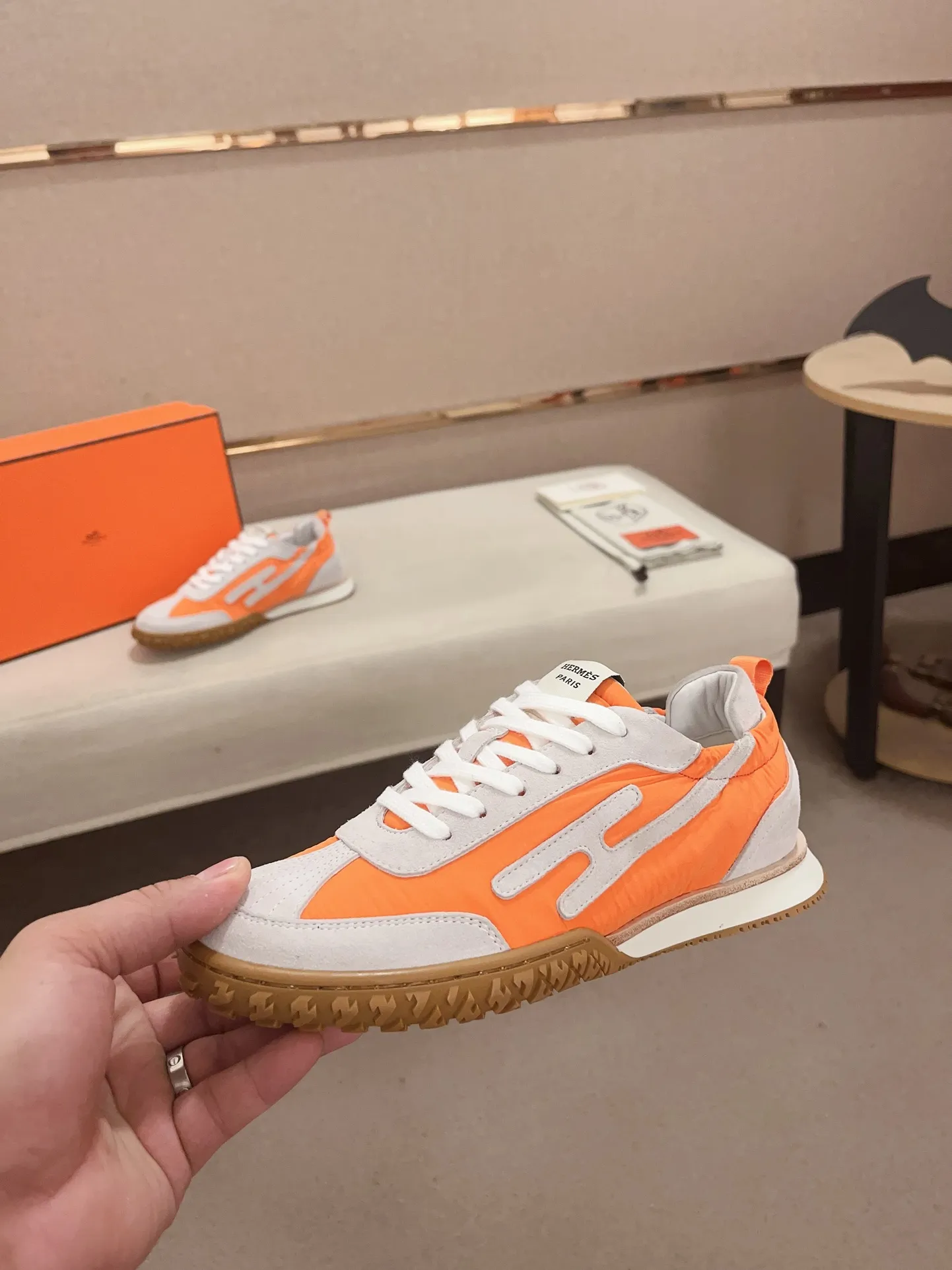 Men's men's shoes 💰: 720💰 Hermes top version # Couple style 💏 24ss casual sneakers Suede goatskin sneakers decorated with contrasting patterns and iconic "H" details, beautifully packaged at the delivery counter 🛍📦 Fabric: suede + cowhide Lining: mixed sheep lining Outsole: original TPU Bottom thickness: 2CM Size: 35-44